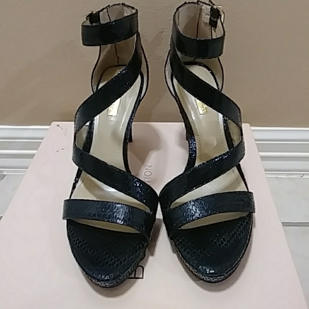 BCBGeneration BLACK SMOOTH SNAKE HEELS  size 8